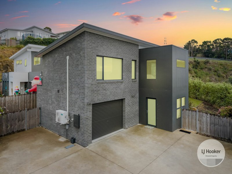 2/6 Dowding Crescent, New Town TAS 7008