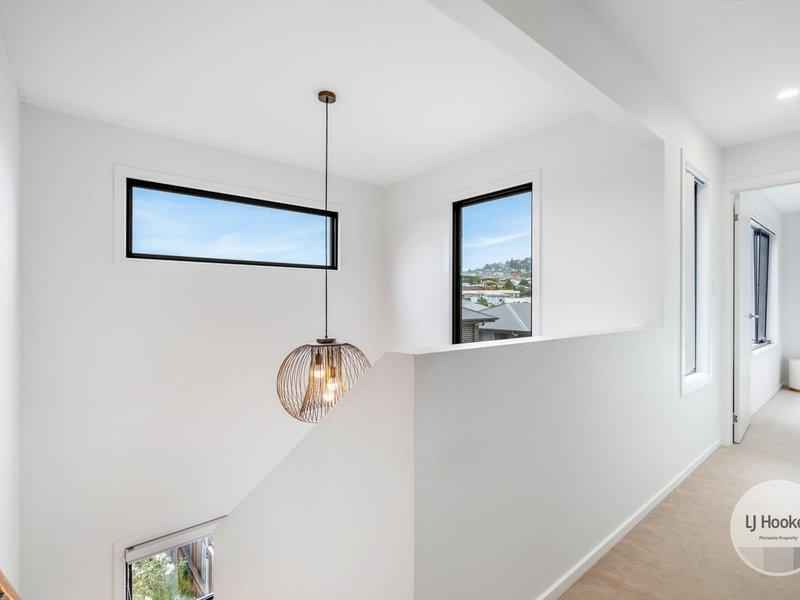 Photo - 2/6 Dowding Crescent, New Town TAS 7008 - Image 13