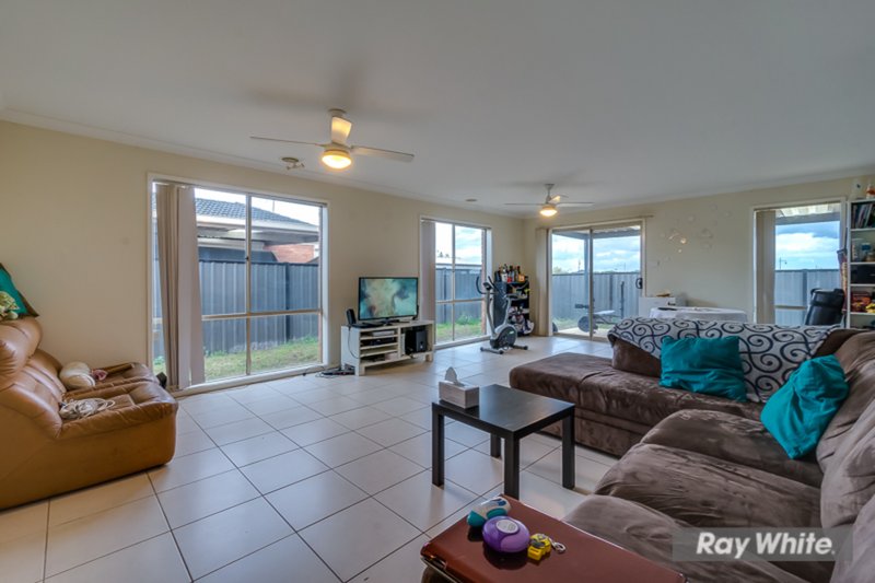 Photo - 26 Fernhurst Ave , Derrimut VIC 3030 - Image 8