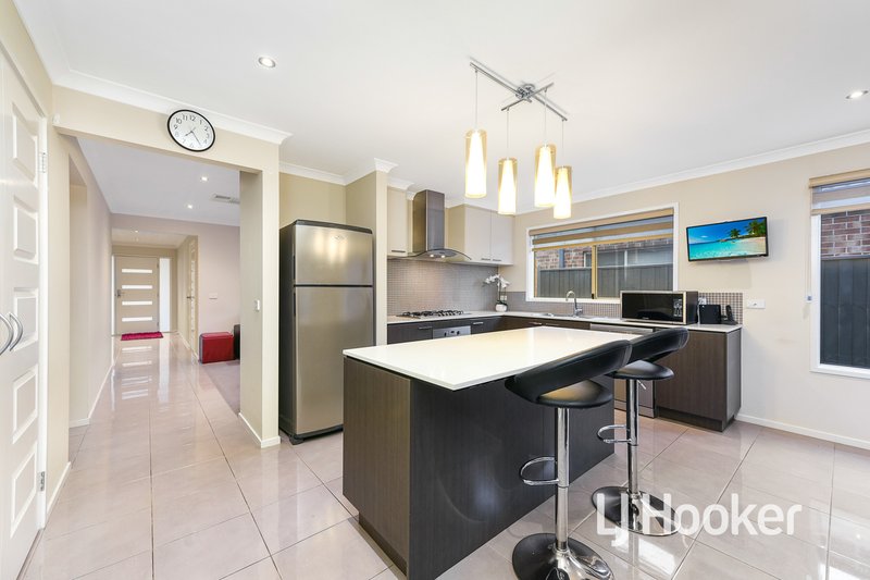 Photo - 26 Fieldstone Crescent, Cranbourne North VIC 3977 - Image 2