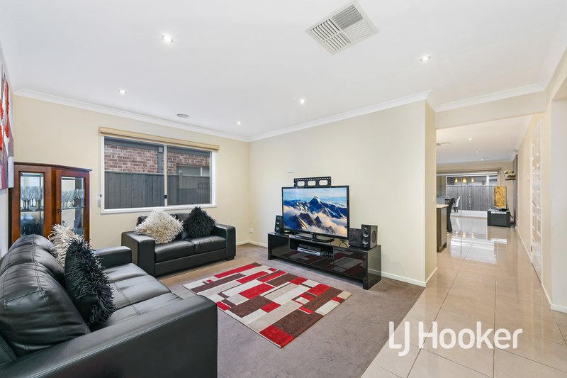 Photo - 26 Fieldstone Crescent, Cranbourne North VIC 3977 - Image 3