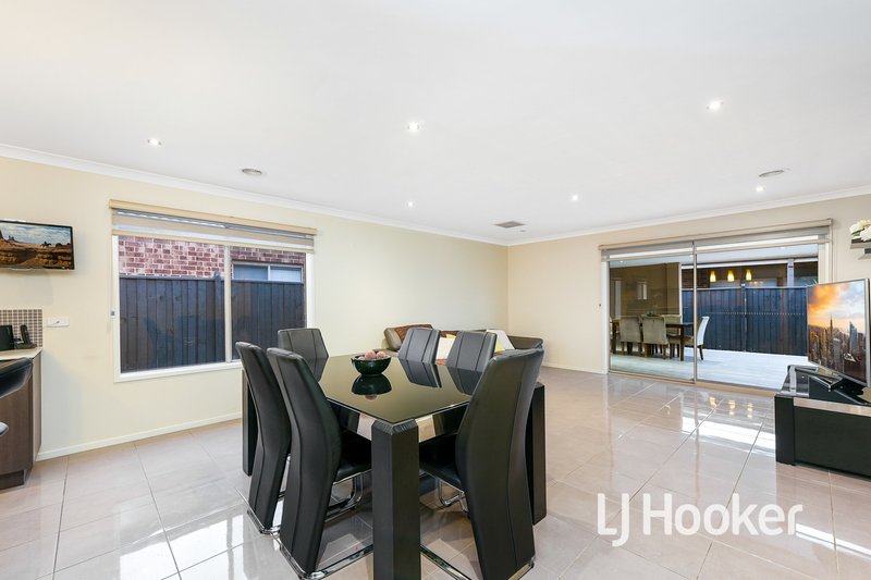 Photo - 26 Fieldstone Crescent, Cranbourne North VIC 3977 - Image 4