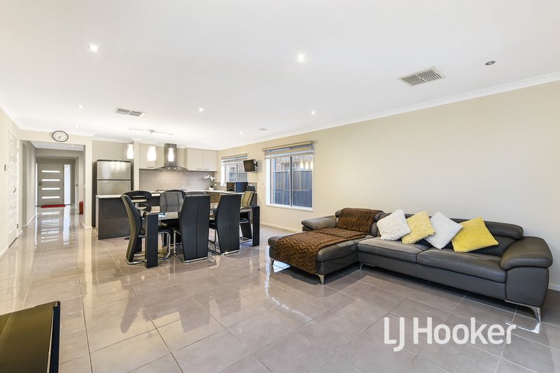 Photo - 26 Fieldstone Crescent, Cranbourne North VIC 3977 - Image 5