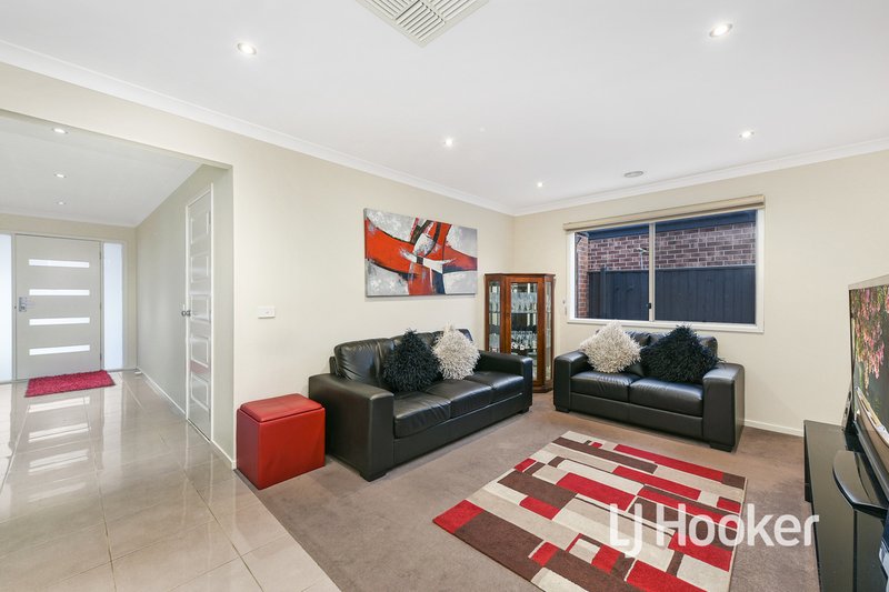 Photo - 26 Fieldstone Crescent, Cranbourne North VIC 3977 - Image 6