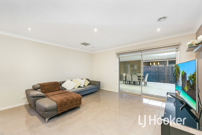 Photo - 26 Fieldstone Crescent, Cranbourne North VIC 3977 - Image 7