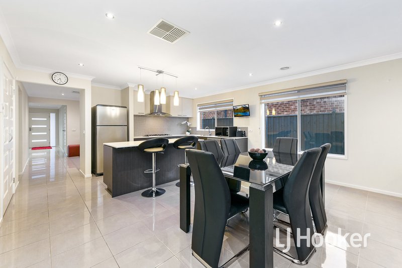 Photo - 26 Fieldstone Crescent, Cranbourne North VIC 3977 - Image 8