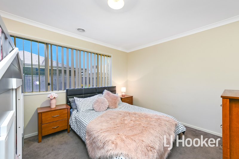 Photo - 26 Fieldstone Crescent, Cranbourne North VIC 3977 - Image 10