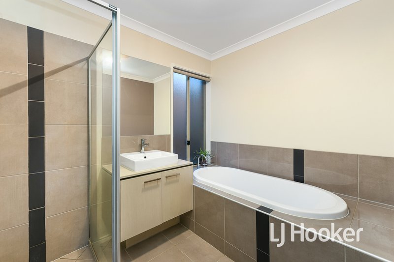 Photo - 26 Fieldstone Crescent, Cranbourne North VIC 3977 - Image 11