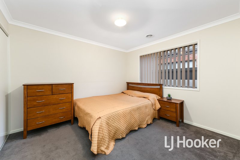 Photo - 26 Fieldstone Crescent, Cranbourne North VIC 3977 - Image 12