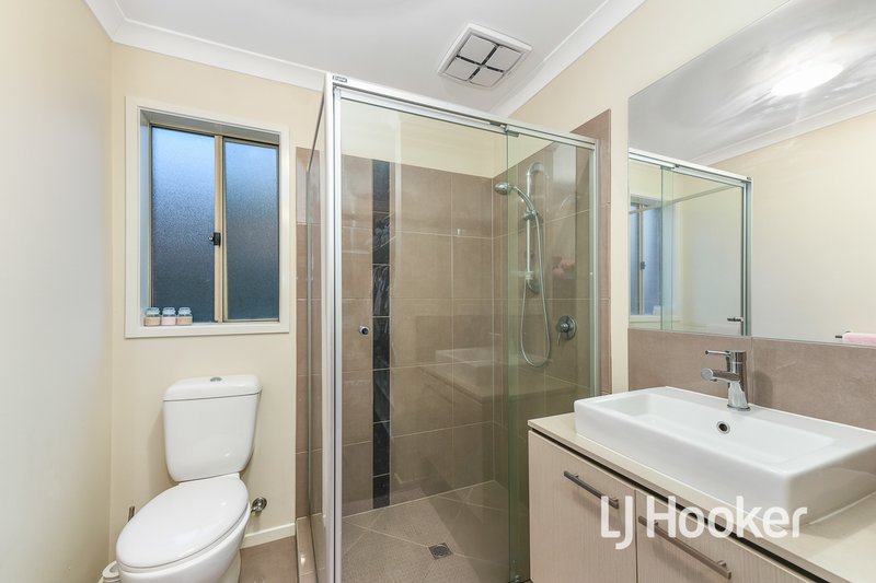 Photo - 26 Fieldstone Crescent, Cranbourne North VIC 3977 - Image 13