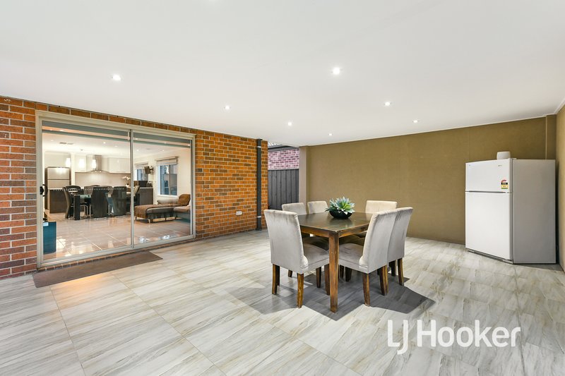 Photo - 26 Fieldstone Crescent, Cranbourne North VIC 3977 - Image 15