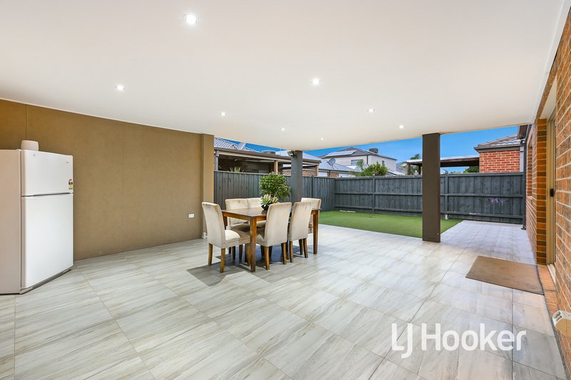 Photo - 26 Fieldstone Crescent, Cranbourne North VIC 3977 - Image 17