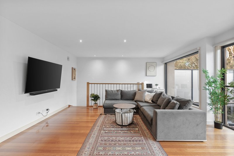 Photo - 2/6 Fletcher Parade, Burwood VIC 3125 - Image 2