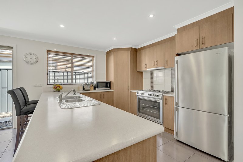 Photo - 26 Gippsland Way, Craigieburn VIC 3064 - Image 7