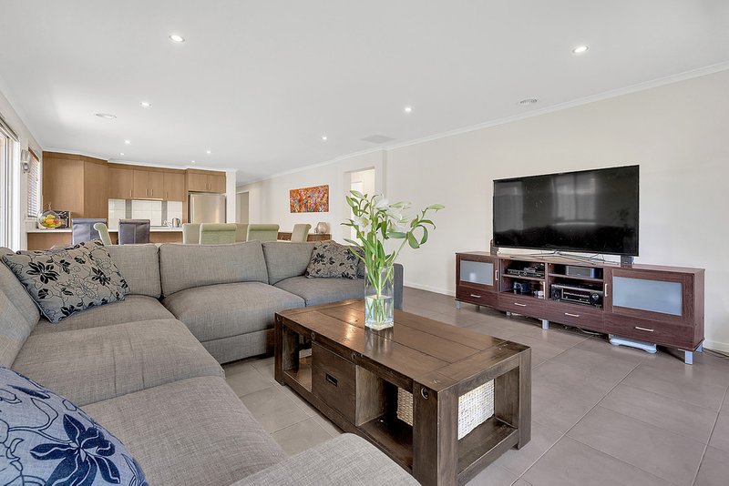 Photo - 26 Gippsland Way, Craigieburn VIC 3064 - Image 10