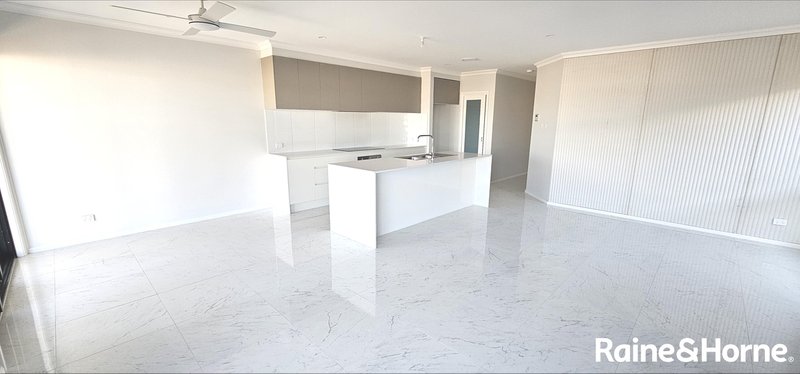 Photo - 26 Grebe Circuit, Oran Park NSW 2570 - Image 9