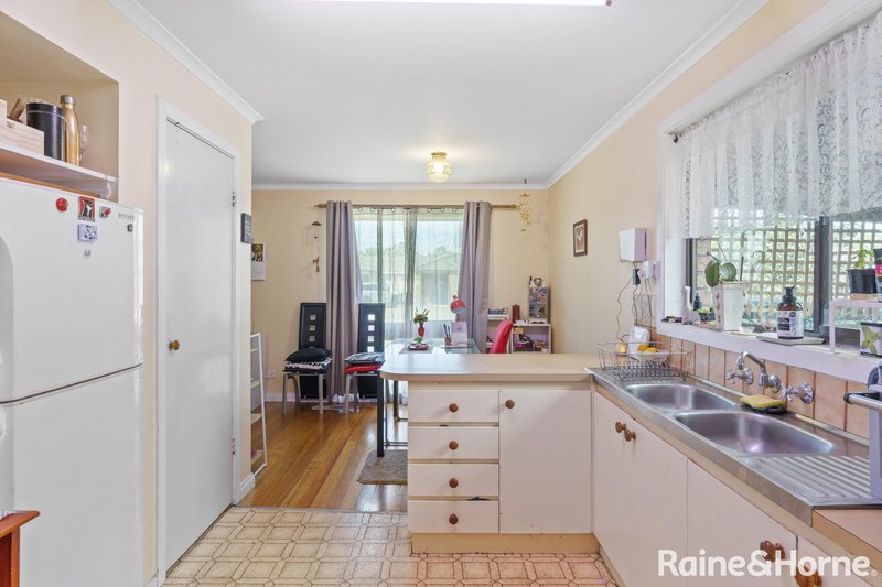 Photo - 26 Gretel Grove, Melton VIC 3337 - Image 5