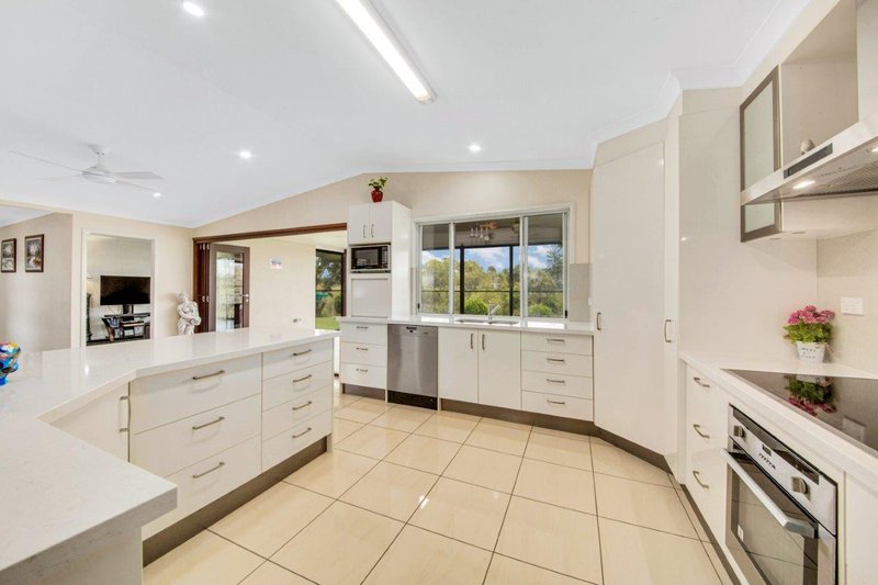 Photo - 26 Handley Drive, Boyne Island QLD 4680 - Image 8