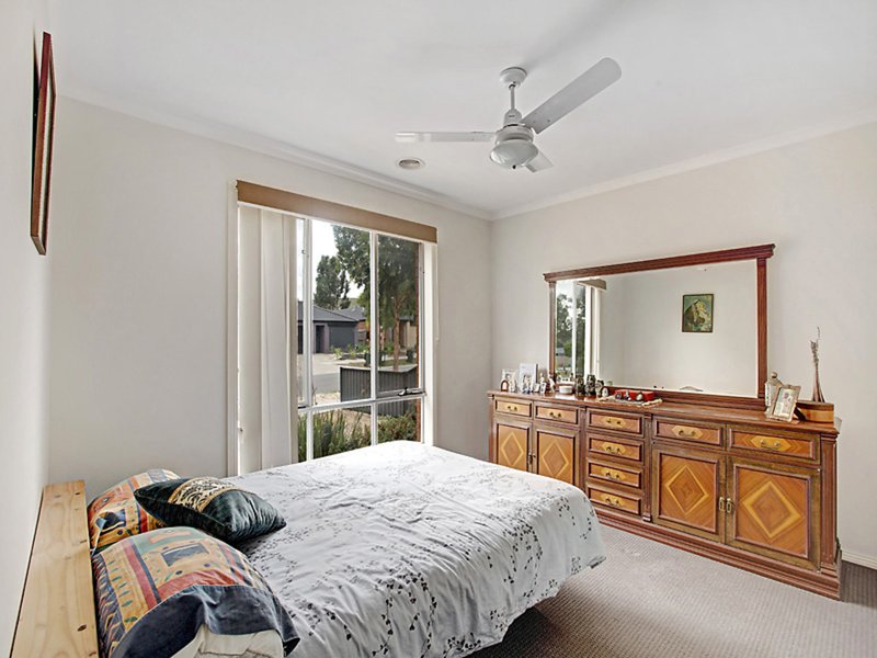 Photo - 26 Harmony Drive, South Morang VIC 3752 - Image 5