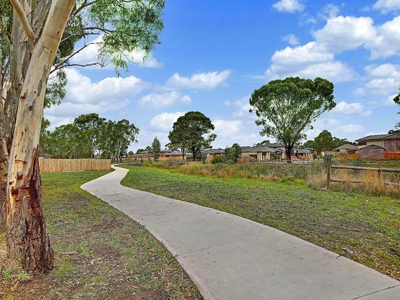 Photo - 26 Harmony Drive, South Morang VIC 3752 - Image 11