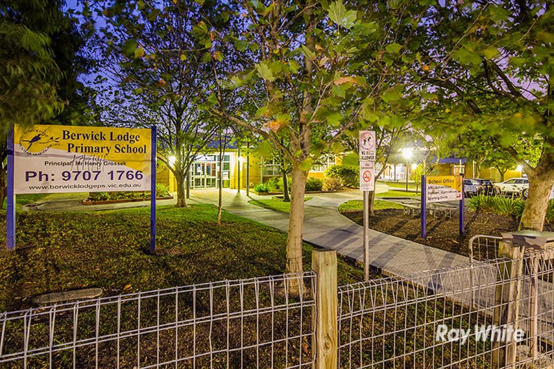 Photo - 2/6 Hawker Gardens, Berwick VIC 3806 - Image 11