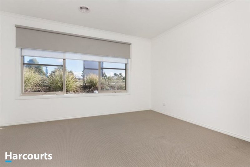 Photo - 26 Hawkeseye Way, Cranbourne East VIC 3977 - Image 5