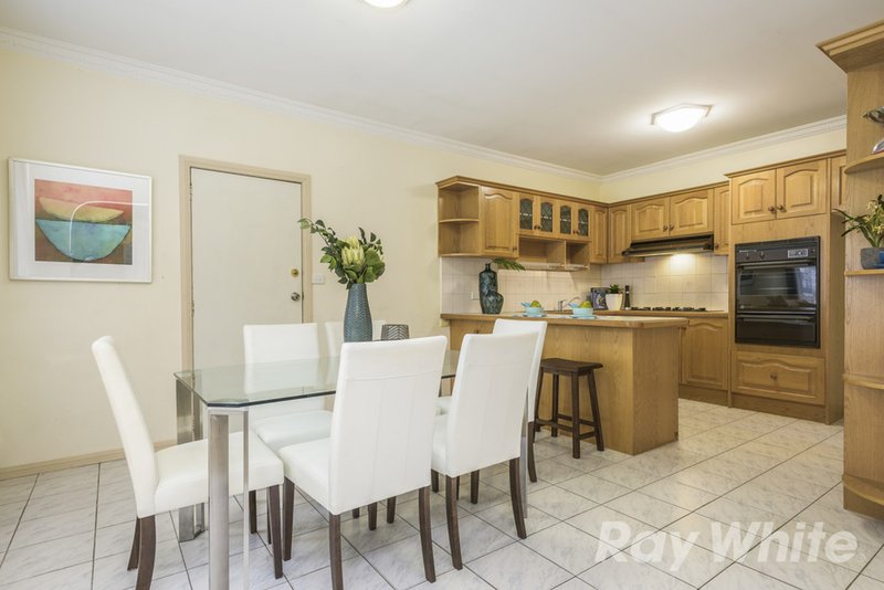 Photo - 2/6 Hinkler Road, Glen Waverley VIC 3150 - Image 4