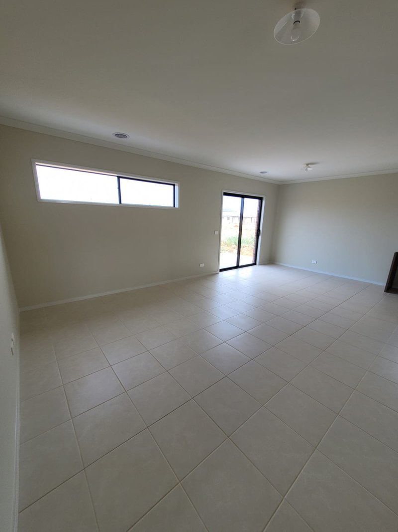 Photo - 26 Houston Drive, Thornhill Park VIC 3335 - Image 2