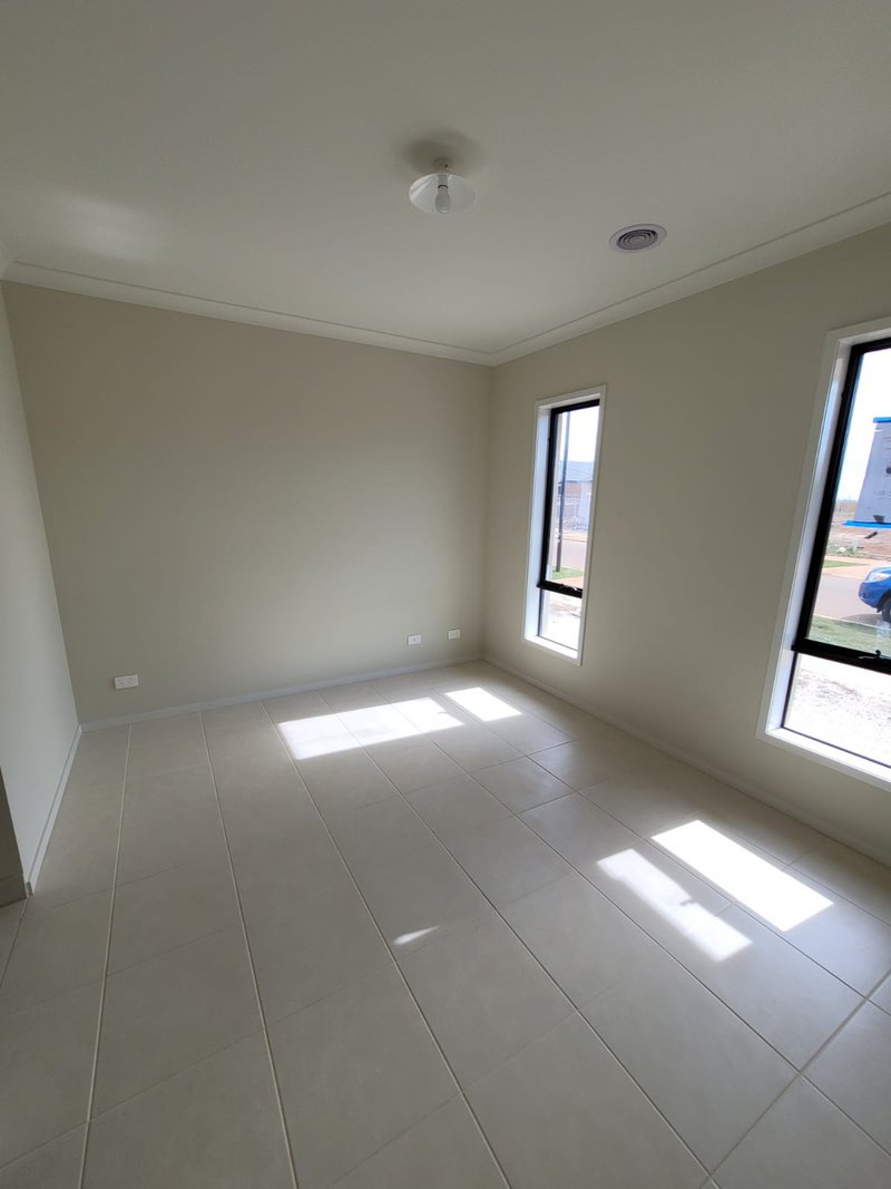 Photo - 26 Houston Drive, Thornhill Park VIC 3335 - Image 7