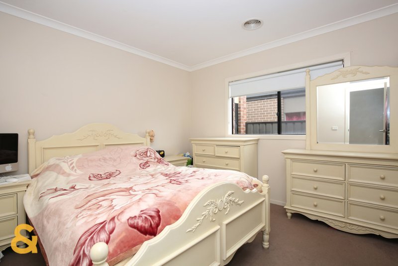 Photo - 26 Huntingfield Street, Craigieburn VIC 3064 - Image 5