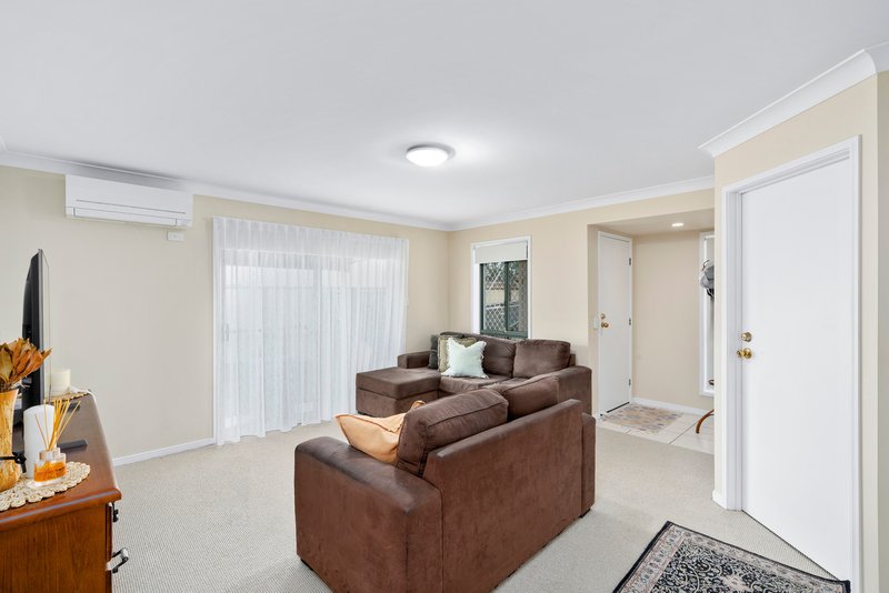 Photo - 2/6 Joshua Close, Arundel QLD 4214 - Image 3