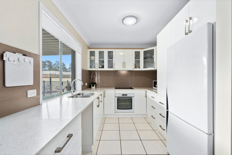 Photo - 2/6 Joshua Close, Arundel QLD 4214 - Image 4