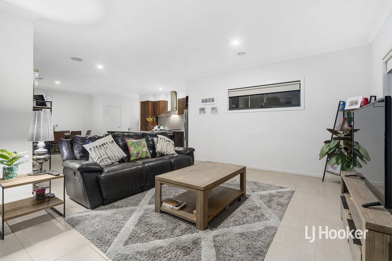 Photo - 26 Kingsley Avenue, Point Cook VIC 3030 - Image 7