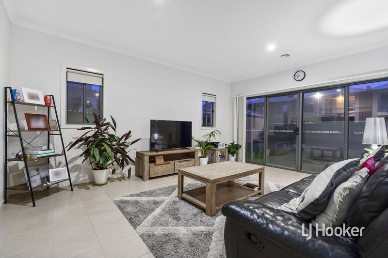 Photo - 26 Kingsley Avenue, Point Cook VIC 3030 - Image 9