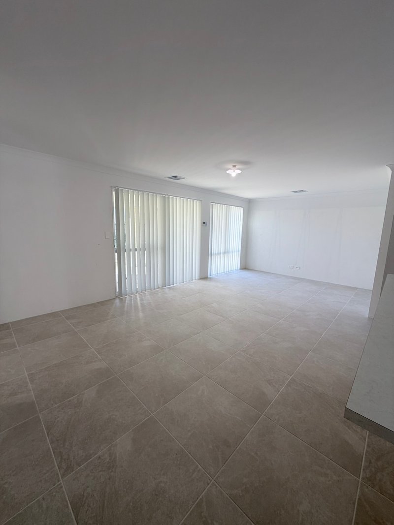 Photo - 26 Lady Lindsay Cove, Yanchep WA 6035 - Image 4