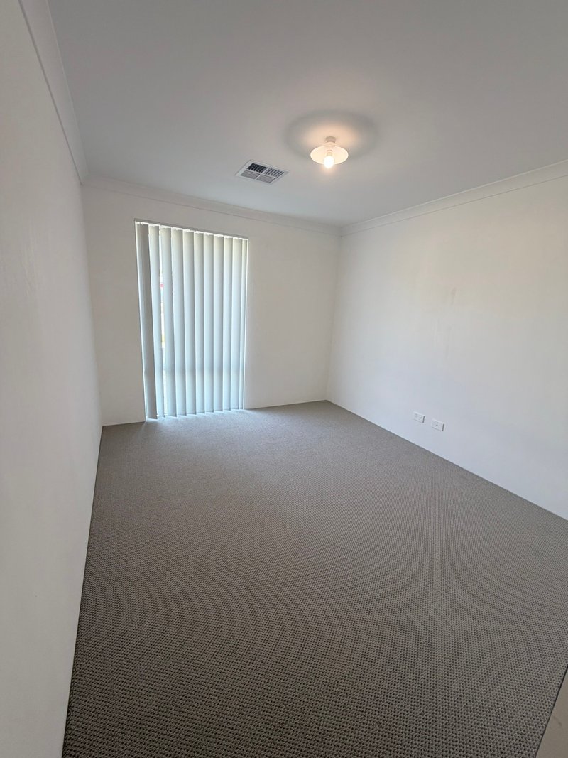 Photo - 26 Lady Lindsay Cove, Yanchep WA 6035 - Image 11
