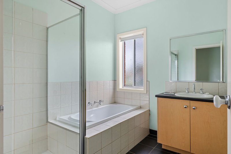 Photo - 26 Lakewood Boulevard, Melton VIC 3337 - Image 6
