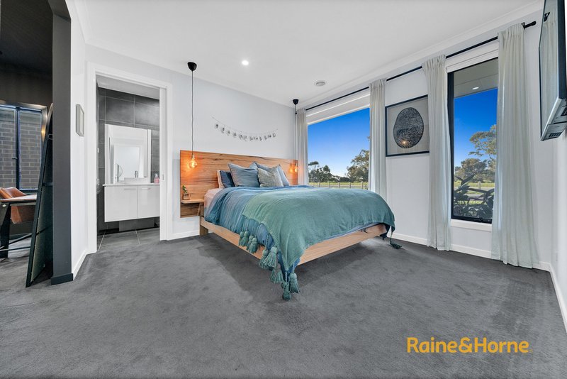 Photo - 26 Lanosso Avenue, Cranbourne South VIC 3977 - Image 4