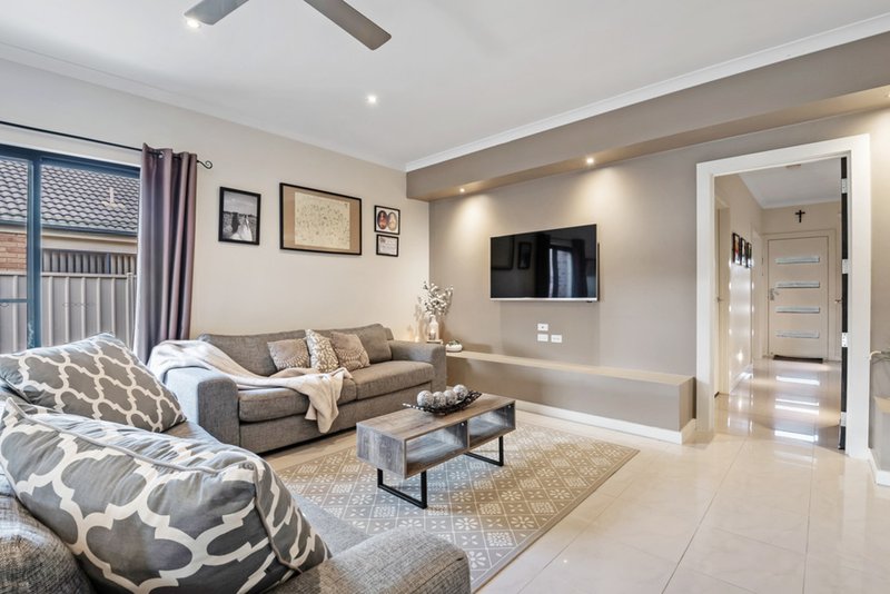 Photo - 26 Lyme Park Circle, Caroline Springs VIC 3023 - Image 6