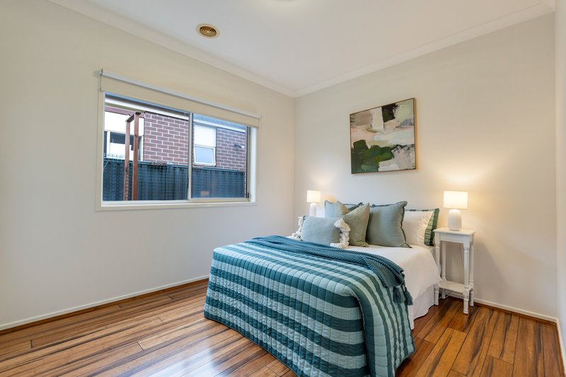 Photo - 26 Mareeba Way, Craigieburn VIC 3064 - Image 9