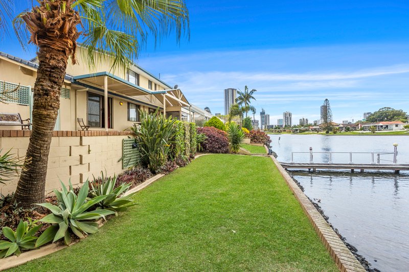 Photo - 26 Maureen Court, Broadbeach Waters QLD 4218 - Image 5