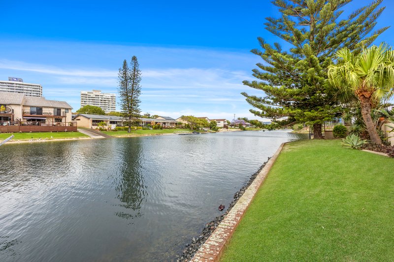 Photo - 26 Maureen Court, Broadbeach Waters QLD 4218 - Image 21