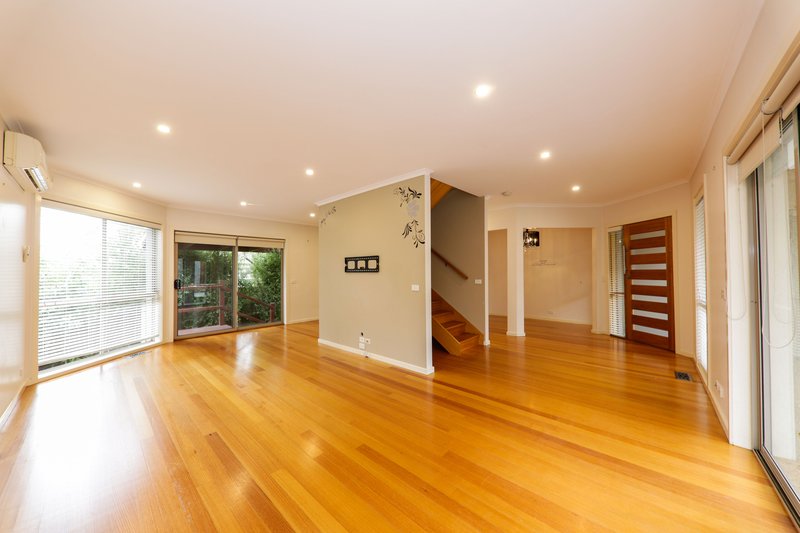 Photo - 2/6 Maureen Street, Mount Waverley VIC 3149 - Image 2