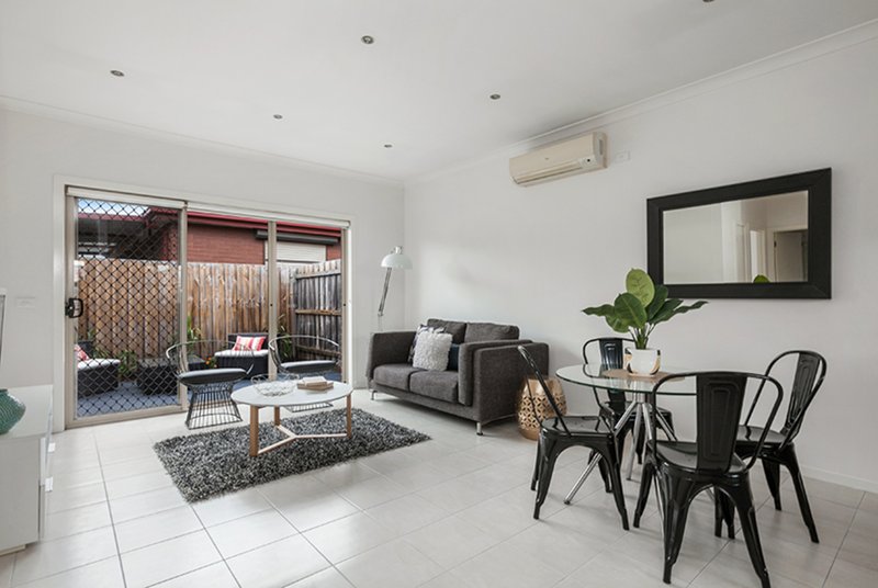 Photo - 2/6 Merrilands Road, Reservoir VIC 3073 - Image 2