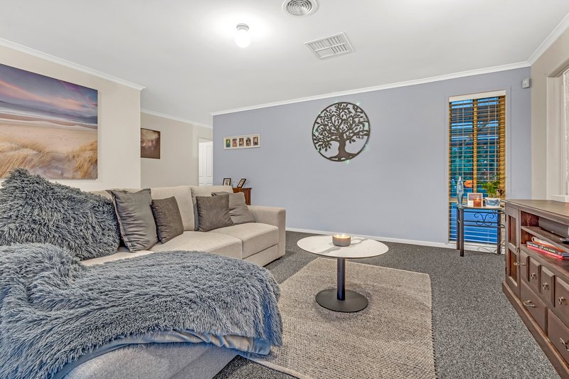 Photo - 26 Mulberry Pass, Craigieburn VIC 3064 - Image 4