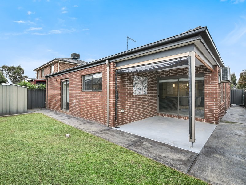 Photo - 26 Mullein Bend, Cranbourne North VIC 3977 - Image 5