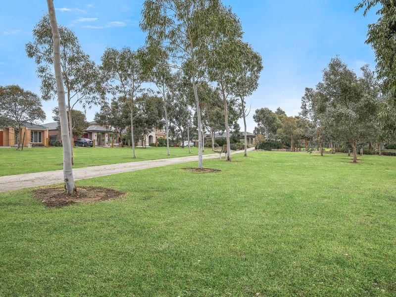 Photo - 26 Mullein Bend, Cranbourne North VIC 3977 - Image 17