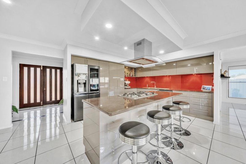 Photo - 26 Newman Drive, Emerald QLD 4720 - Image 4