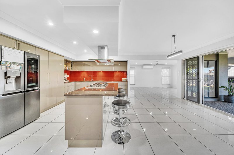 Photo - 26 Newman Drive, Emerald QLD 4720 - Image 5