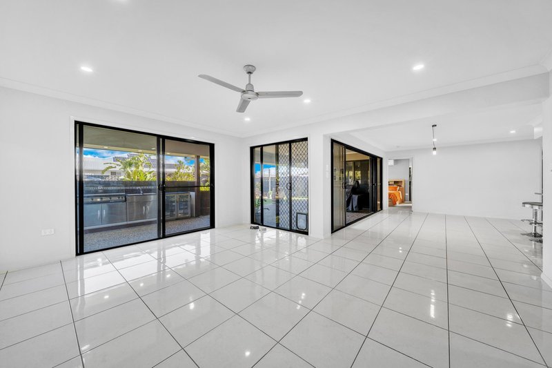Photo - 26 Newman Drive, Emerald QLD 4720 - Image 8